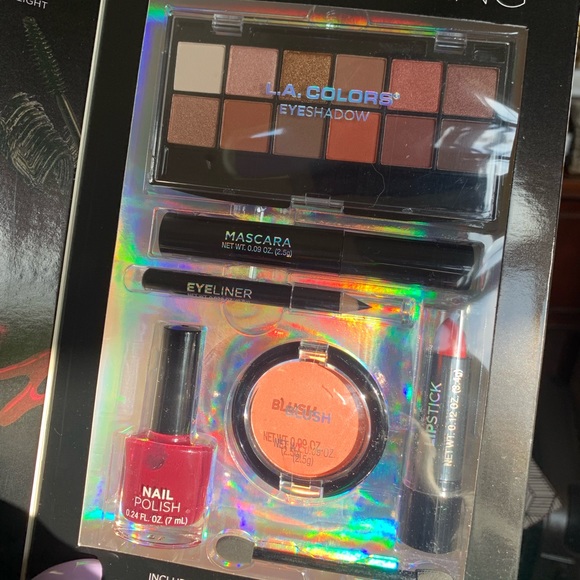 L.A. Colors Glamour Look Book Queen - Picture 2 of 4